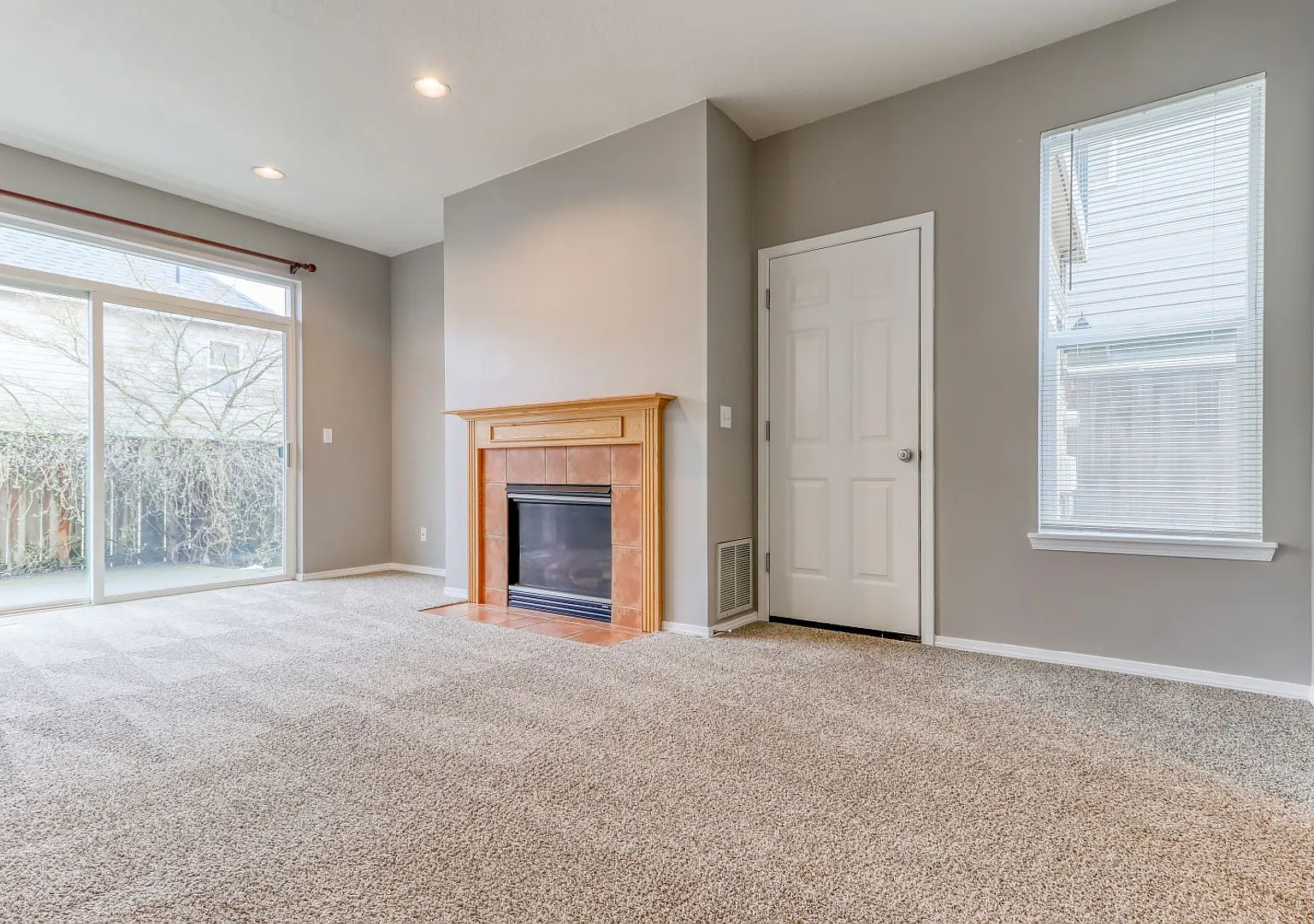 Beautiful 3 Bedroom Home in Beaverton with Fenced Patio, Attached Garage & Fireplace! — Photo 3