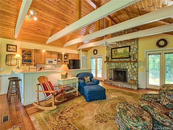 4th image of 140 Rose Garden Ln