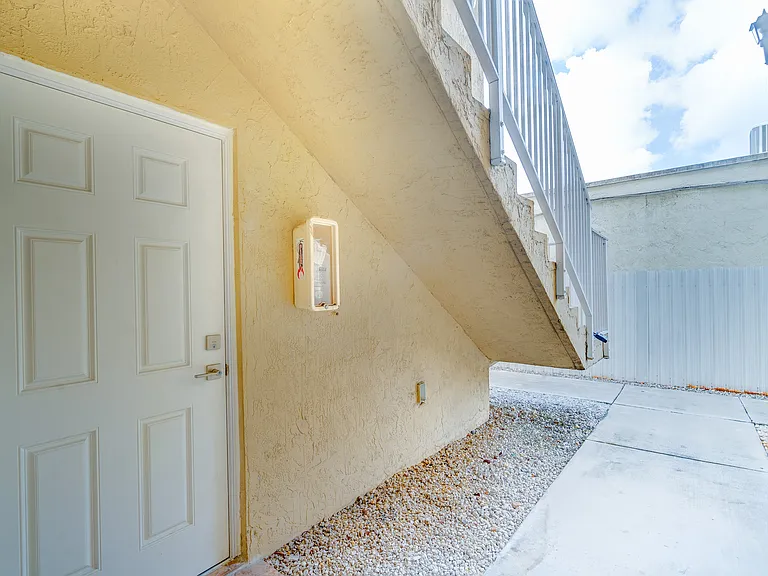 9 E 4th St #101 — Photo 30