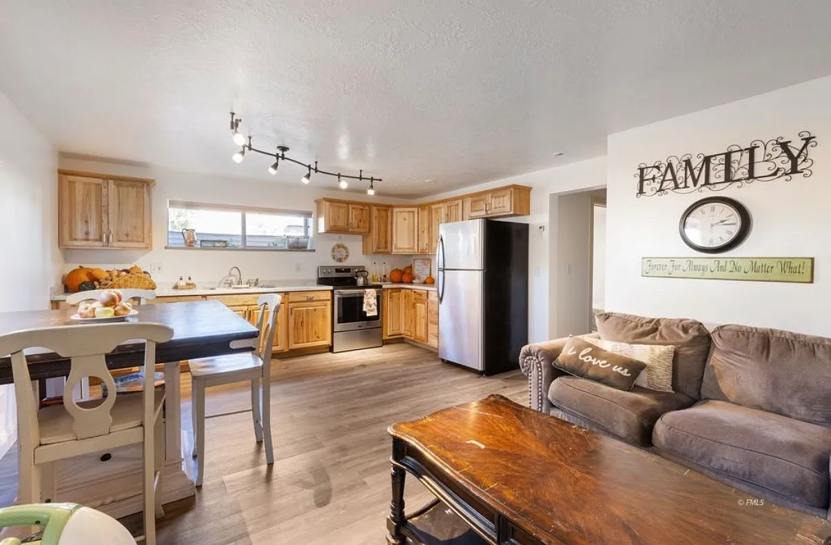 2 bed, 1000 sqft, $1,200 — Photo 2