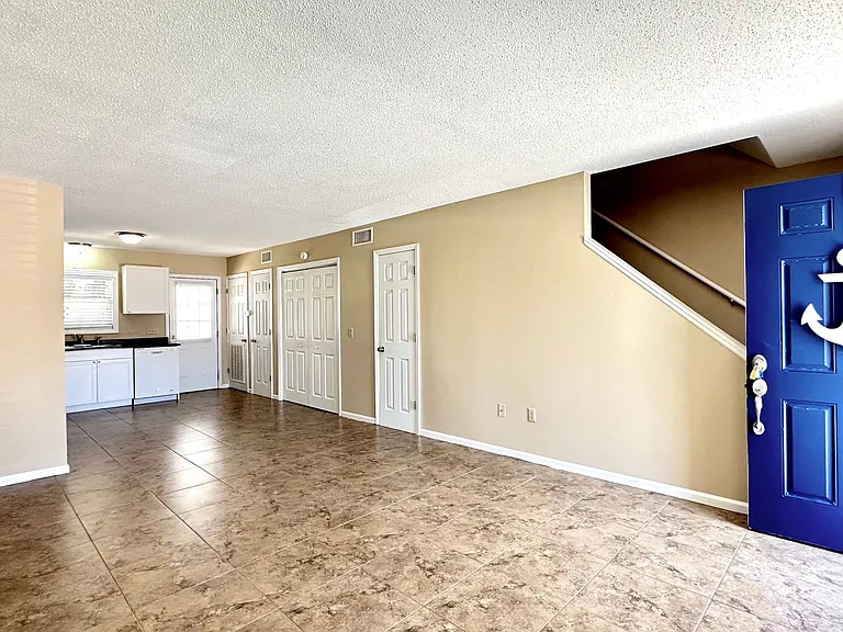 835A Ellen St — Photo 3
