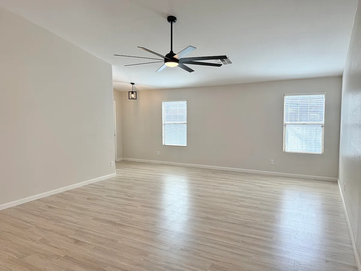 Large living room with vaulted ceiling - 13932 W Maui Ln