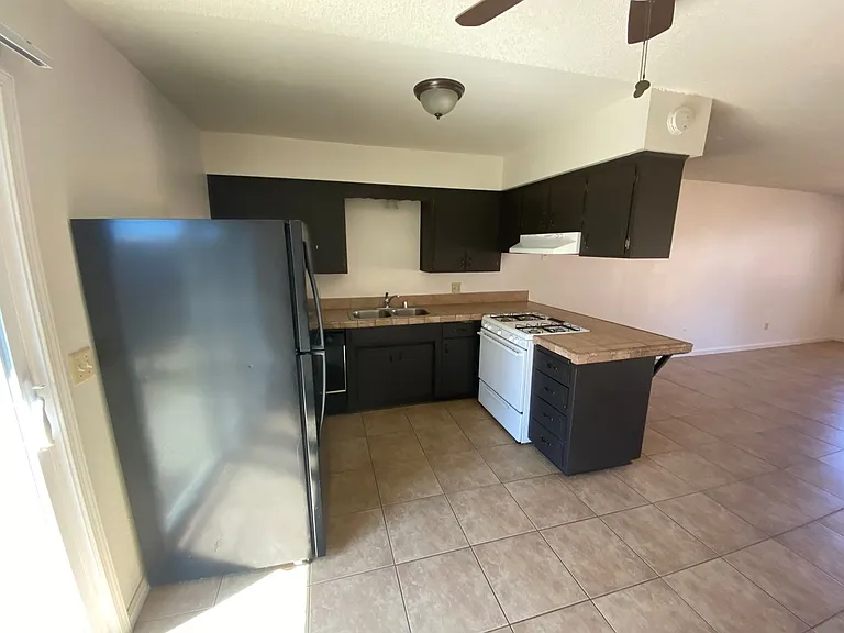 1424 N Lemoore Ave — Photo 2