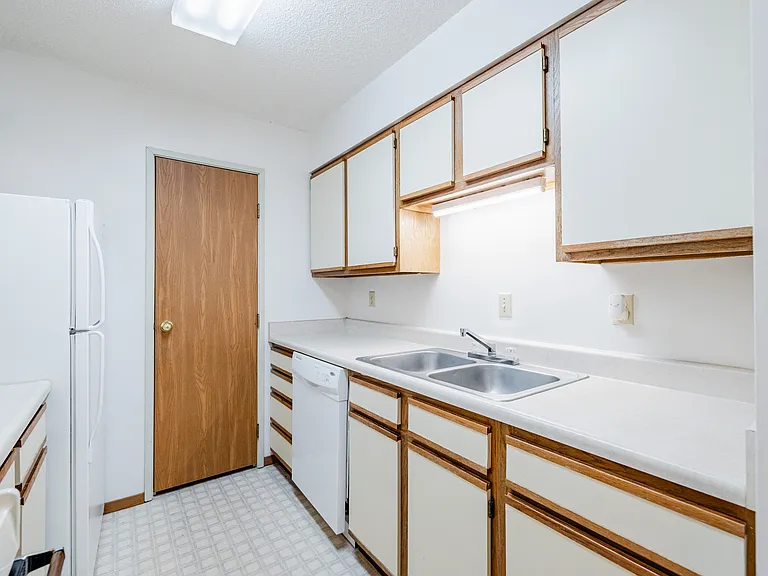Cambridge Apartments — Photo 16