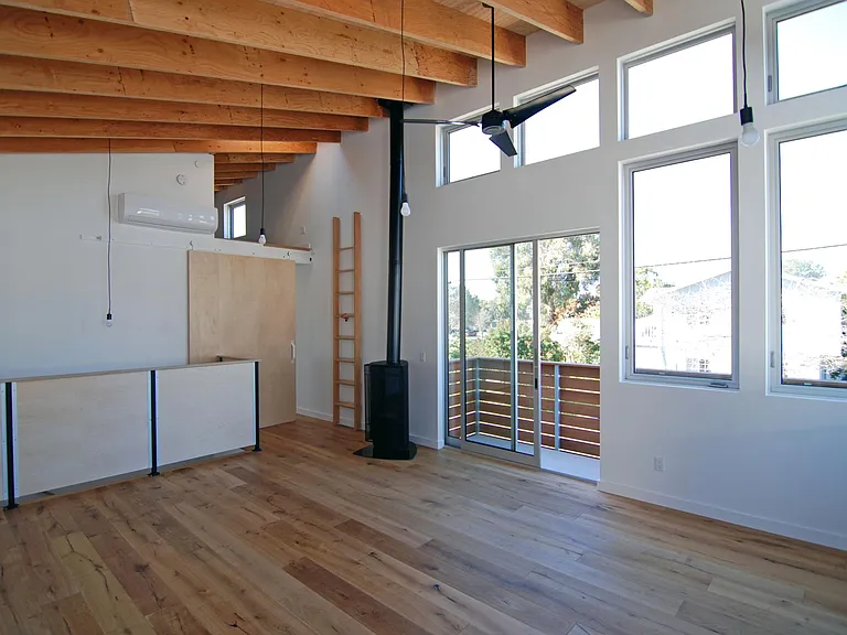 111 E Jason St — Photo 4