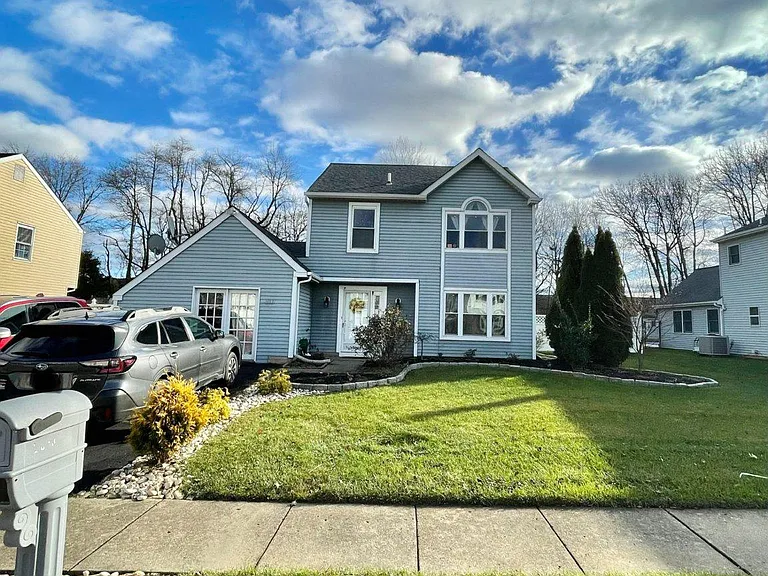 2019 Chatham Dr — Photo 1