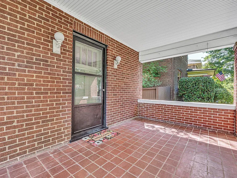 2266 Maiden Ln SW — Photo 2