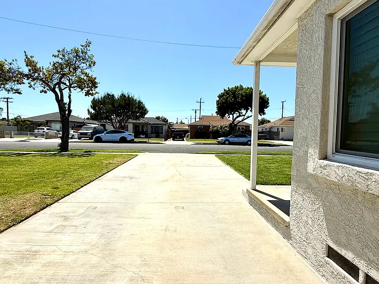 21316 Lynton Ave — Photo 3