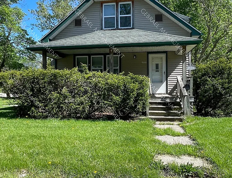 916 Perry St — Photo 1