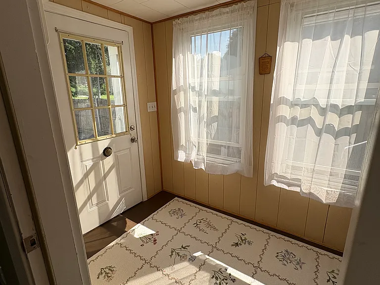 11 Ray Ave — Photo 4