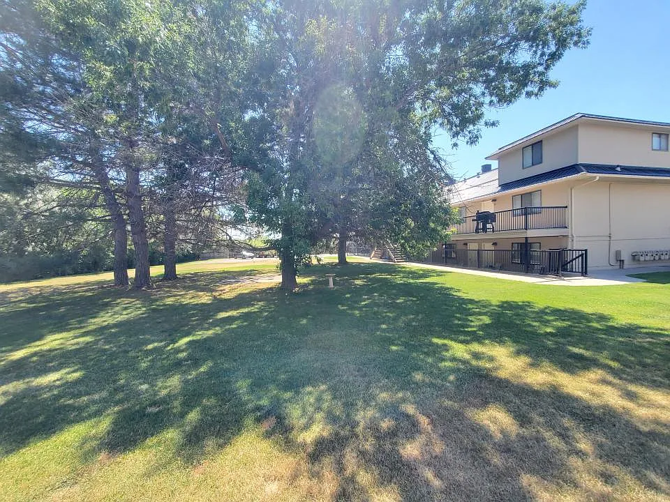 2 bed, 1.0 bath, $975 — Photo 2