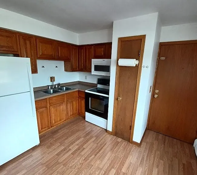 635 N Lake Ave #106 — Photo 2