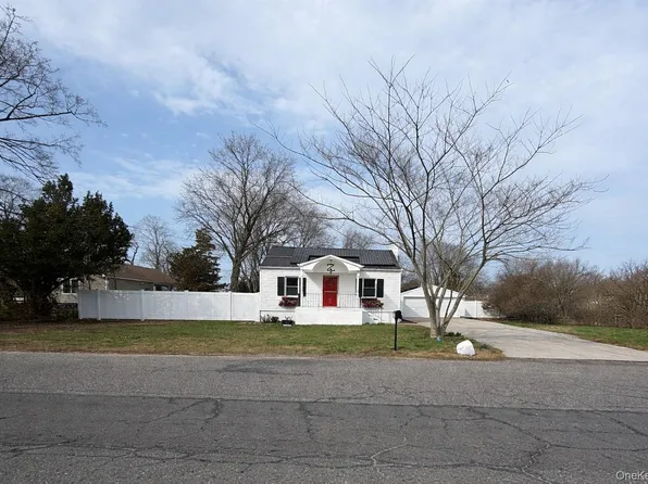 37 Oklahoma Avenue, Bay Shore, NY 11706