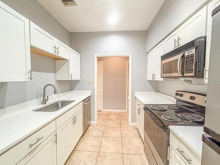7 Chapel Hill Cir #7 — Photo 4
