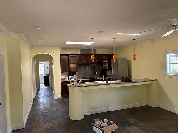 3rd image of 936 S Maple Ave