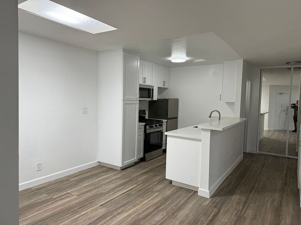 1st image of 1525 N Kenmore Ave APT 307