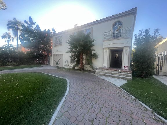 2nd image of 611 N Beachwood Dr