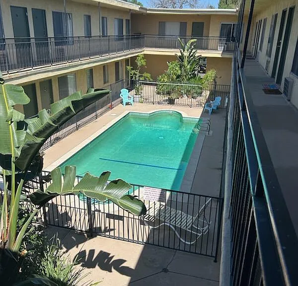Tarzana Apartments — Photo 16