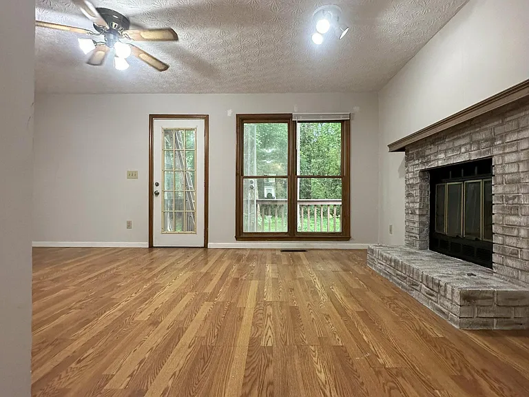 1126 Booth Ct SW — Photo 2