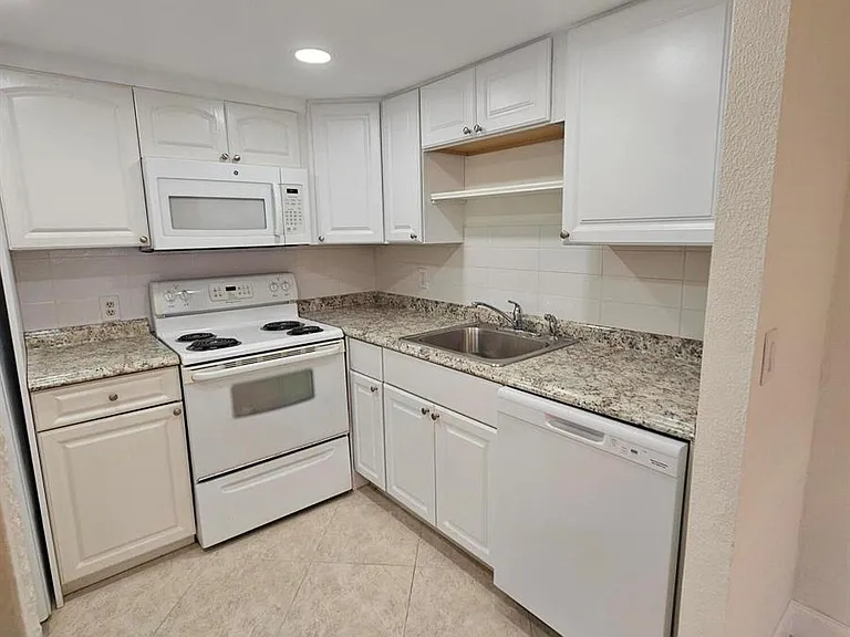 211 E Saxony Ln #211 — Photo 5