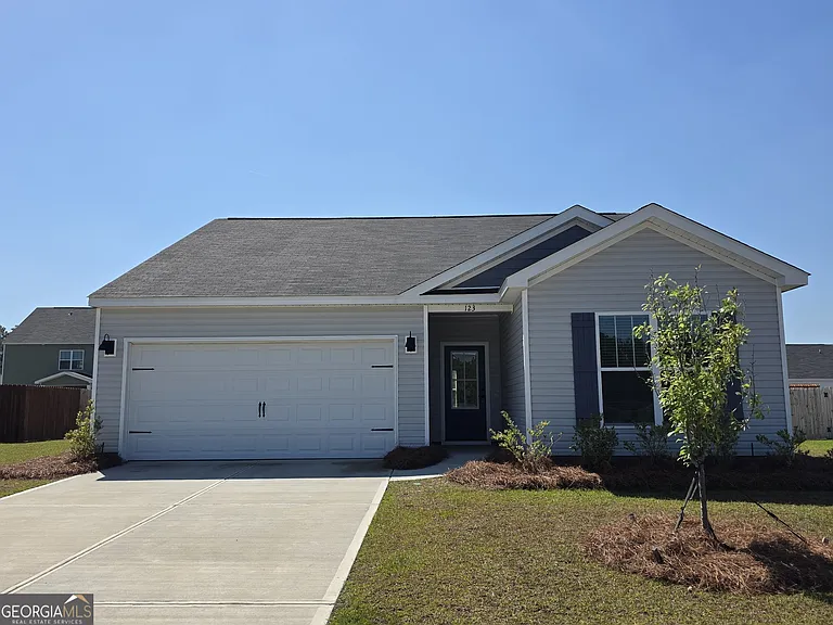 123 Susan Dr — Photo 1
