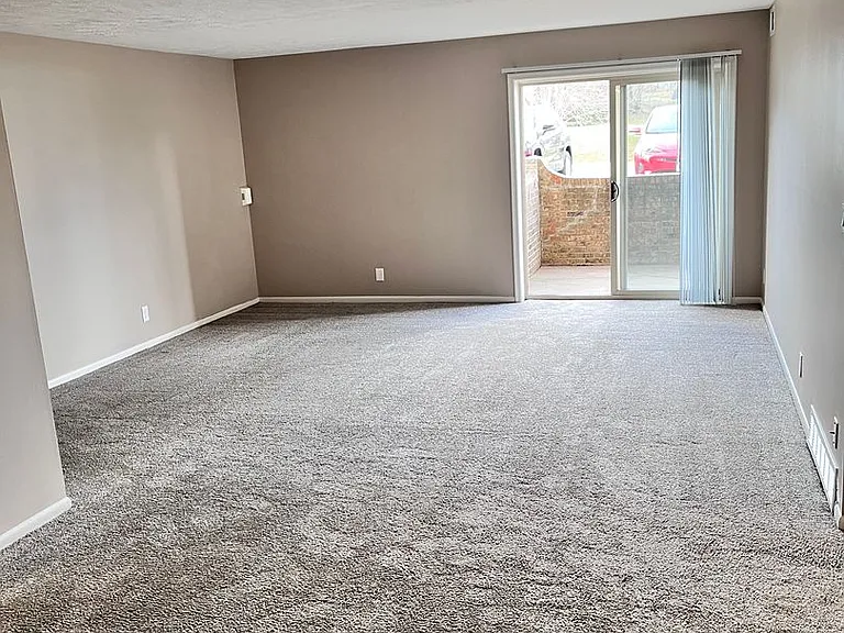 Bristol Square Apartments — Photo 89