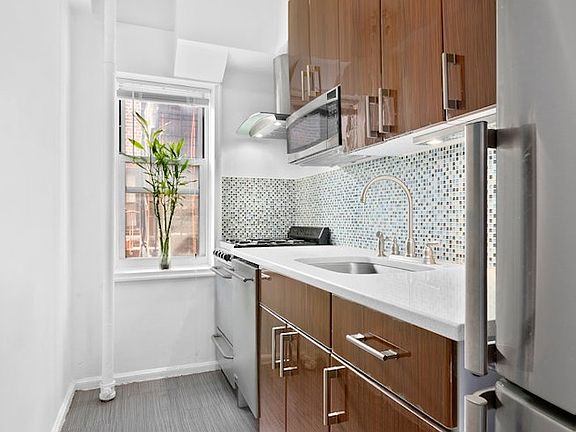 4th image of 300 W 53rd St APT 6A