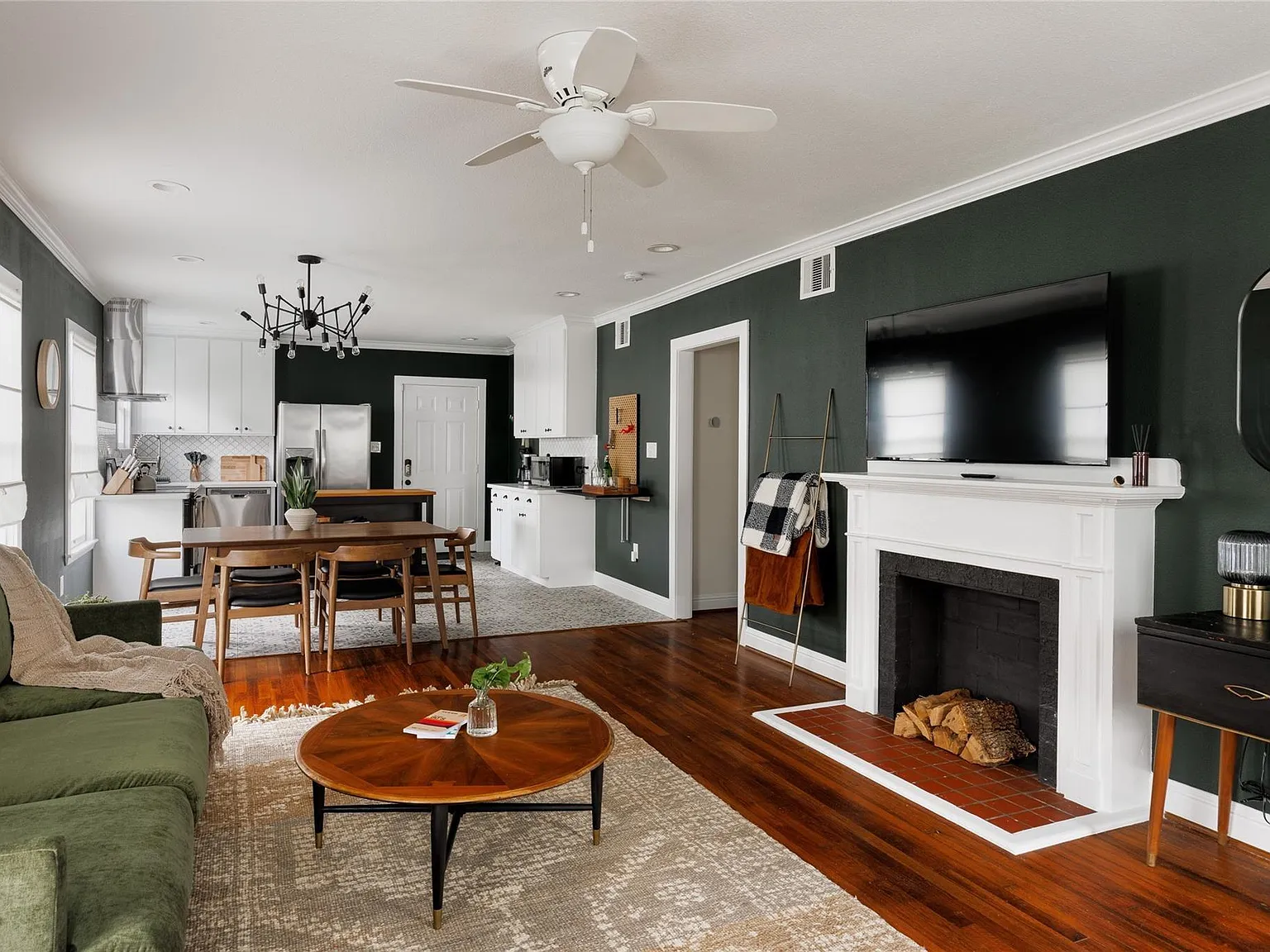 2 bed, 2.0 bath, 2660 sqft, $1,795 — Photo 2