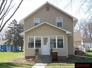 310 1st St SW, Madelia, MN 56062