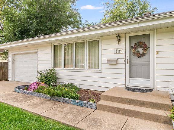 3rd image of 1123 Plaza Dr
