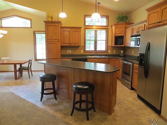 5th image of 715 E 70th Pl