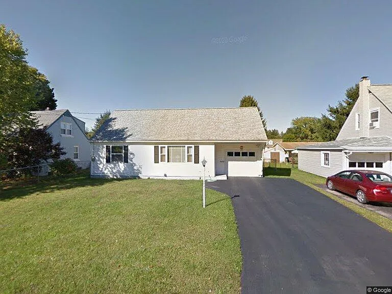 125 Lyndale Dr — Photo 1