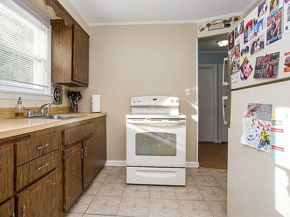 4th image of 615 Winthrop Dr