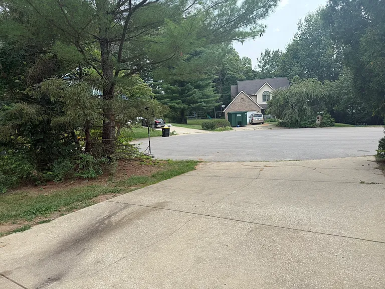 Driveway view to the quiet cul-de-sac.