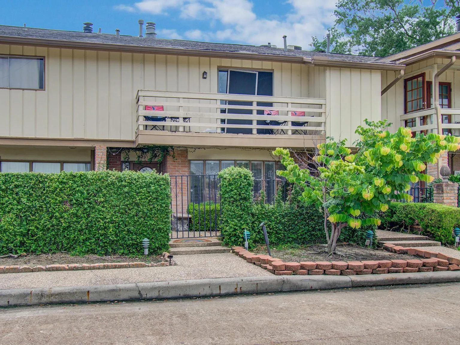 3 bed, 2.5 bath, 1308 sqft, $2,100 — Photo 3