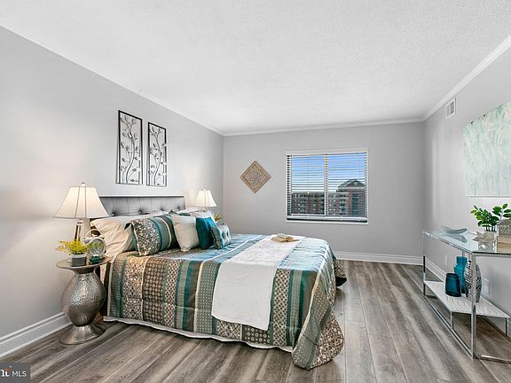3rd image of 203 Yoakum Pkwy APT 1506
