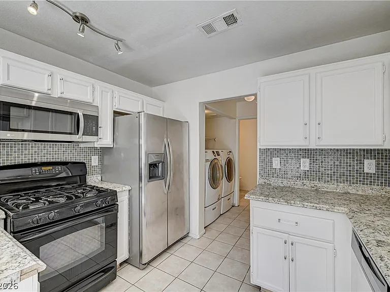 4040 Castle Cove Dr #4040 — Photo 4