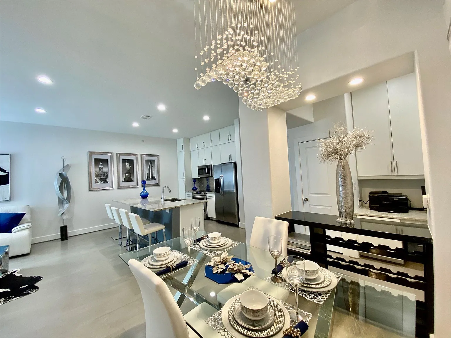 1 bed, 1.0 bath, 982 sqft, $2,200 — Photo 2