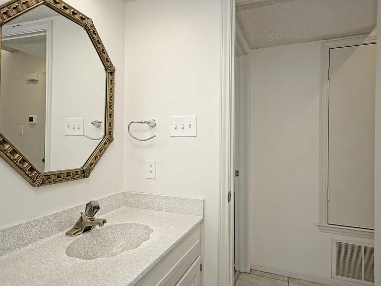 105 Crescent Blf — Photo 10