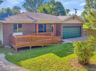 2394 Palms Rd, Columbus, MI 48063