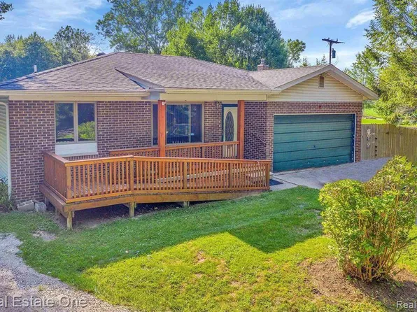 2394 Palms Rd, Columbus, MI 48063