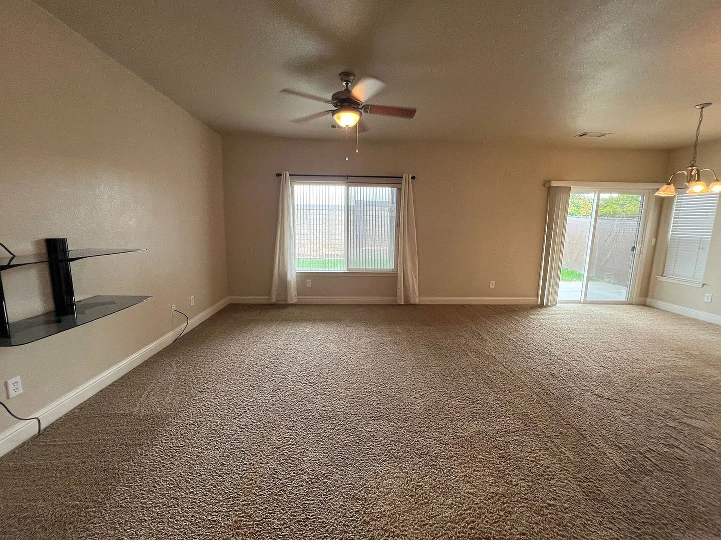 Beautiful 3 bedroom 2 bath home in Red Bluff near Schools & Shopping — Photo 3