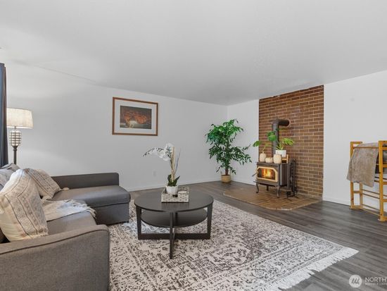 1210 NW Huckle Drive, Bremerton, WA 98311