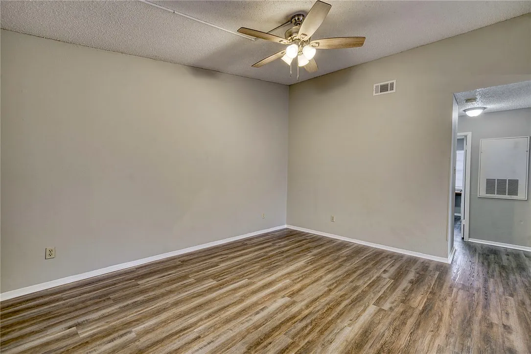 2 bed, 857 sqft, $925 — Photo 3