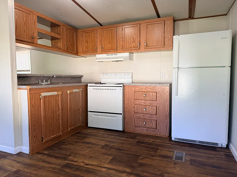 301 Valley Village Ct — Photo 2