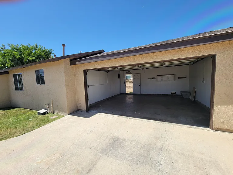 N Soldano Ave — Photo 25