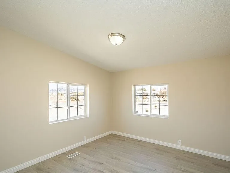 521 W Shady Ln — Photo 16