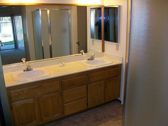Master Bath W/double Sinks