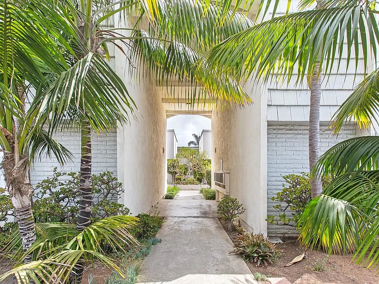 Village Pointe Apartments — Photo 7