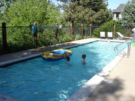 Hoa Pool